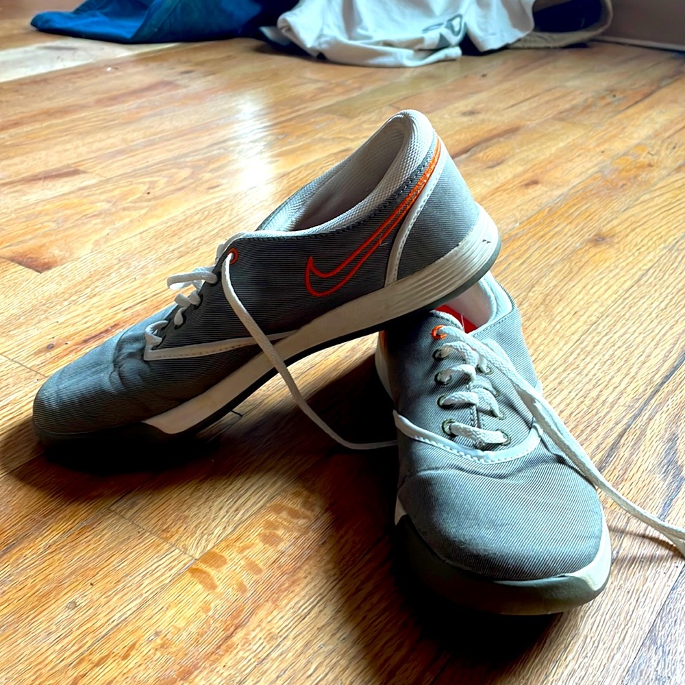 Nike grey and orange golf shoe